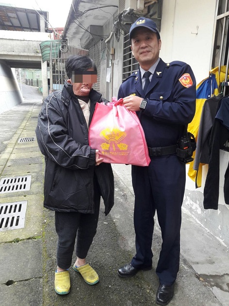 年节前夕警送暖 新店警发放平安袋关心弱势 | 文章内置图片