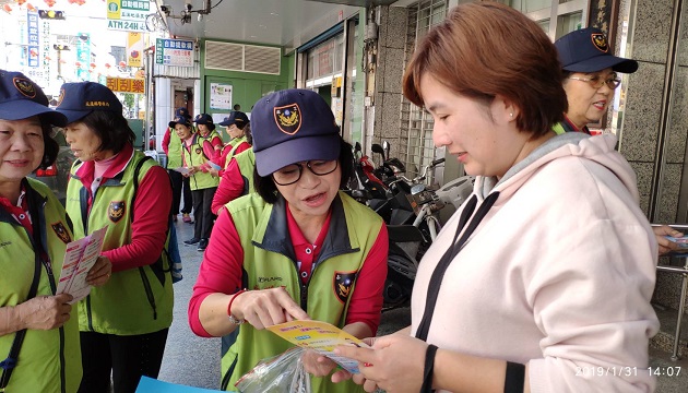 年节前夕警送暖 新店警发放平安袋关心弱势