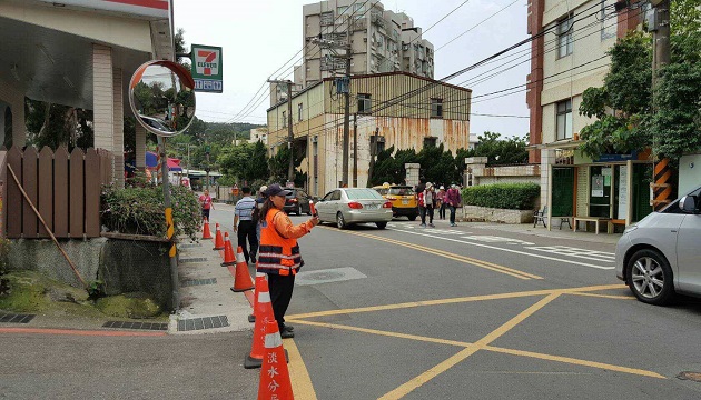 淡水天元宮三色櫻怒放 淡水警啟動交疏管制措施