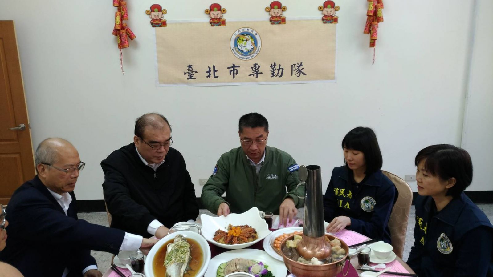 内政部徐部长亲赴臺北市专勤队加油打气，并提前与移民署基层同仁围炉 | 文章内置图片