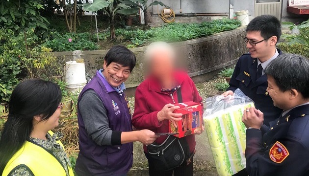 里長暖警愛心不停歇 溫馨宅配送獨居老人