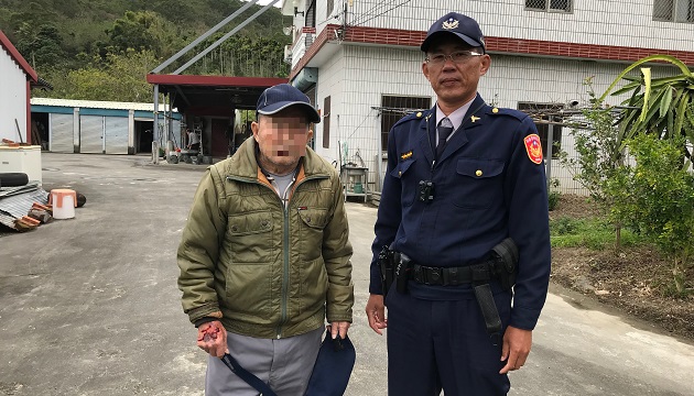 長者不慎路邊跌倒，員警即時協助送返家 