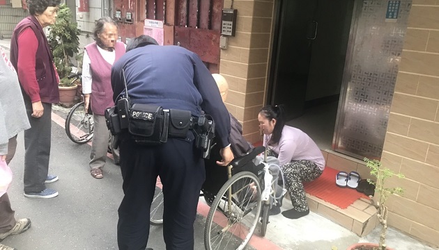 7旬翁不良于行困路中 永和警即刻救援