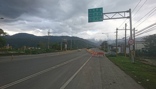 臺9線玉里大橋定期維護保養，南下車道封閉單線通車，玉里分局呼籲用路人降低速度行駛