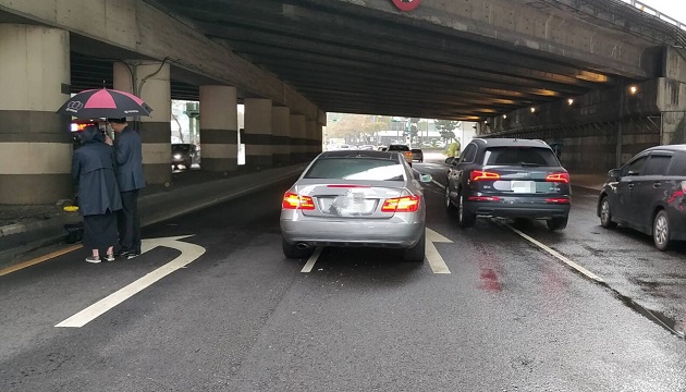 民權東路6段行人路倒遭撞車禍