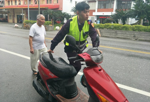 70歲長者機車故障 玉警自掏腰包幫助返家 | 文章內置圖片