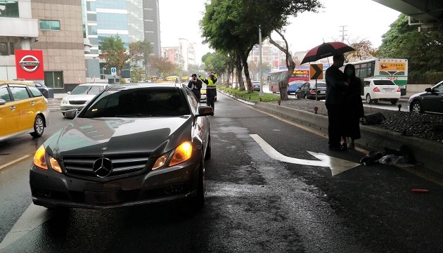 民权东路6段行人路倒遭撞车祸 | 文章内置图片