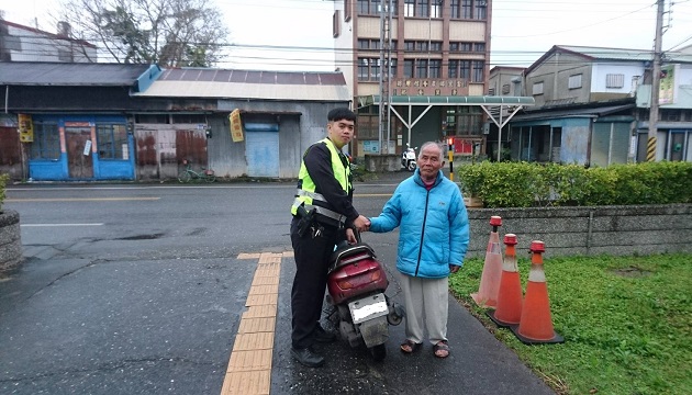 70歲長者機車故障 玉警自掏腰包幫助返家 | 文章內置圖片