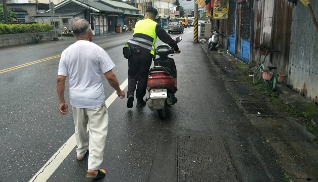 70歲長者機車故障 玉警自掏腰包幫助返家