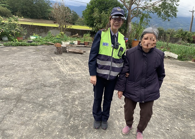 長者機車故障暖心女警即時相助 | 文章內置圖片