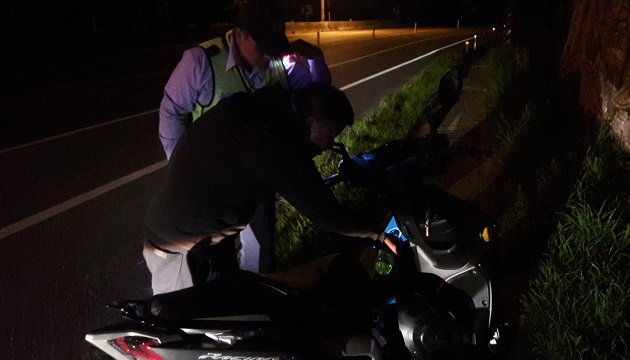 「揪感心」，夜間男子機車油料耗盡，所長熱心助加油 | 文章內置圖片