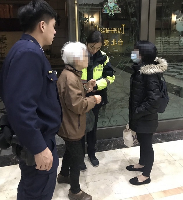 失憶老婦迷途5小時 新莊暖警協助返家 | 文章內置圖片