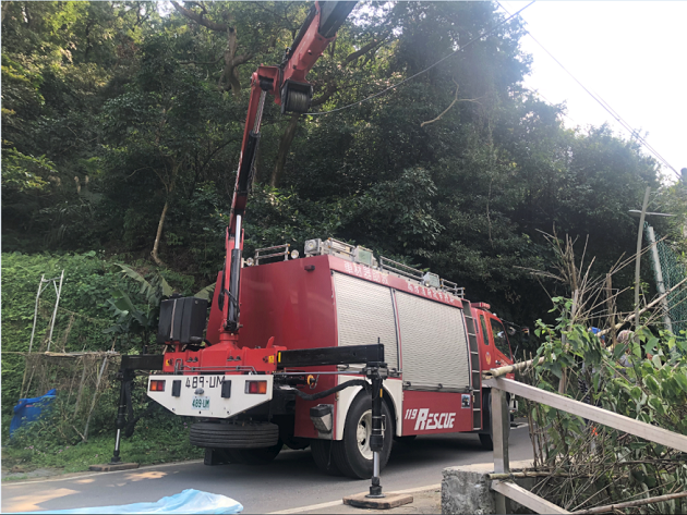 老妇割草坠沟，警消强力救援 | 文章内置图片