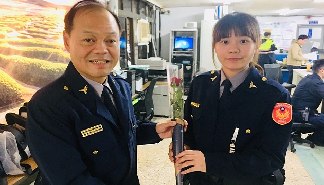 玫瑰花献祝福  芦洲警欢庆妇女节 | 文章内置图片