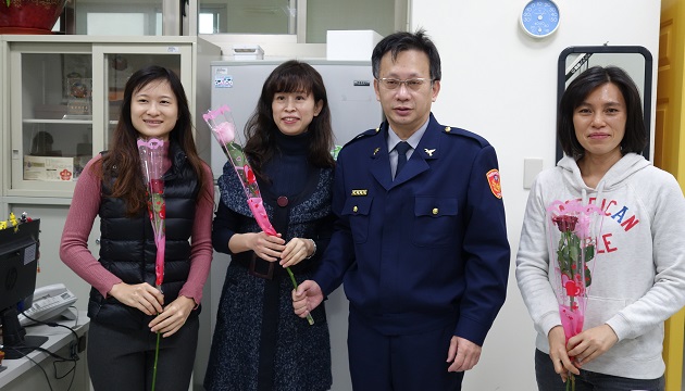 慶祝38婦女節 新店警長送玫瑰表心意