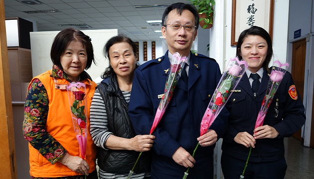 慶祝38婦女節 新店警長送玫瑰表心意 | 文章內置圖片