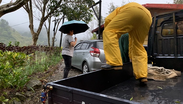 上山容易，下山好難，導航帶錯路母子受困黑暗部落飽受驚嚇，警民聯手山區即刻救援