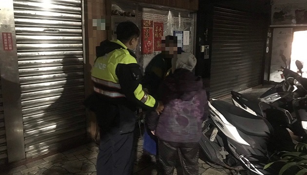 八旬老妇雨夜走失 芦洲警细心安抚助返家