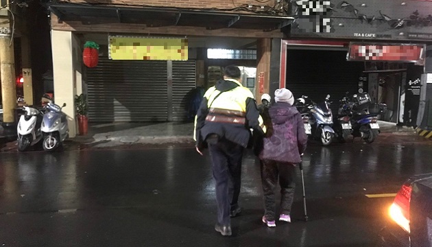 八旬老婦雨夜走失 蘆洲警細心安撫助返家 | 文章內置圖片