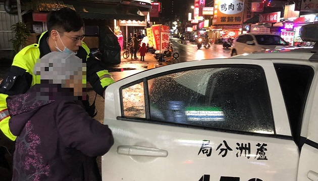 八旬老婦雨夜走失 蘆洲警細心安撫助返家 | 文章內置圖片