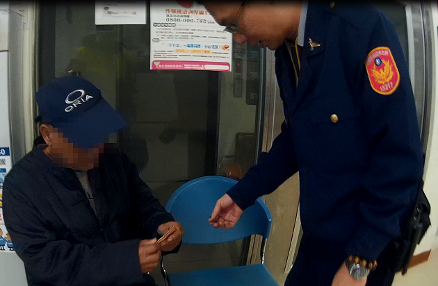 82歲失智翁久坐公車站牌遭報案關切 汐止暖警幫他找到返家路! | 文章內置圖片