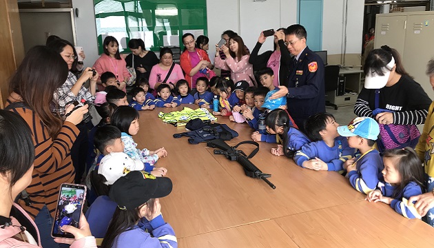 【影】幼儿园参观警局 体验一日警察 | 文章内置图片