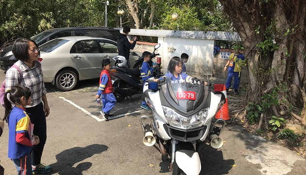 【影】幼兒園參觀警局 體驗一日警察 | 文章內置圖片