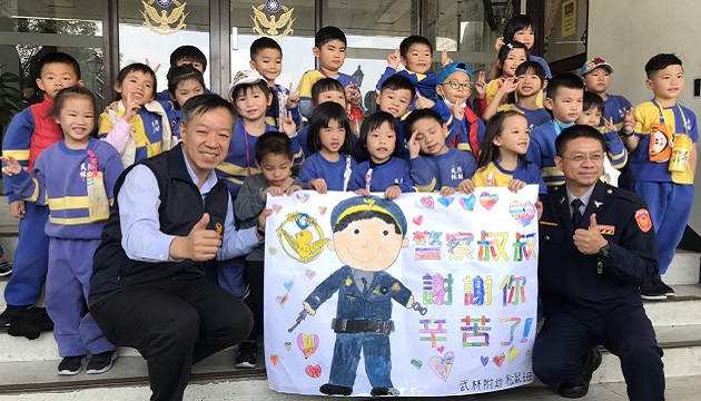 【影】幼兒園參觀警局 體驗一日警察