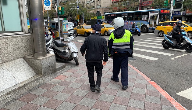 遺忘愛車停放處 警方協助老翁尋回愛車 | 文章內置圖片