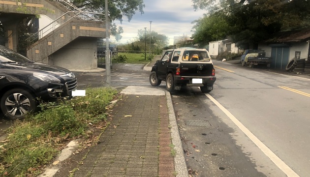 男子精神疾病突然發作路邊砸車 智警發揮高EQ 耐心安撫陪同送醫 | 文章內置圖片