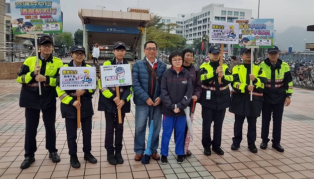 扣扣扣〜〜你扣紧了吗？正确繫紧安全帽   土城警提醒让交通安全更可靠