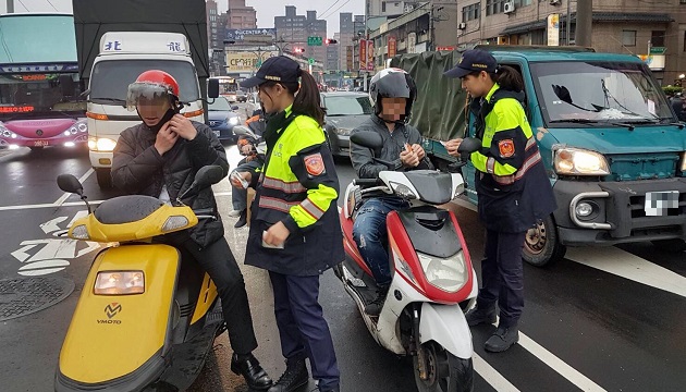 扣扣扣〜〜你扣緊了嗎？正確繫緊安全帽   土城警提醒讓交通安全更可靠 | 文章內置圖片