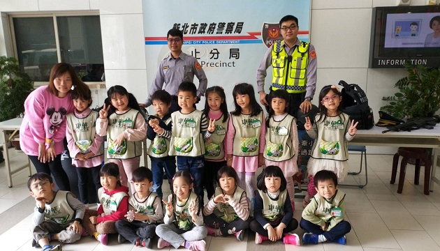 幼兒團進汐止分局體驗警裝備   坐上警車好開心