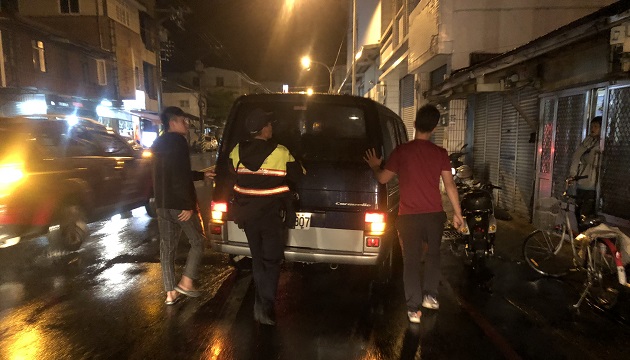 民眾汽車行進中突然拋錨，玉警雨中熱血推車