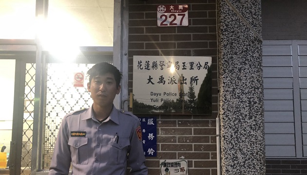 雨中發現女子徒步行走於快車道，玉警予以平安護送安養中心