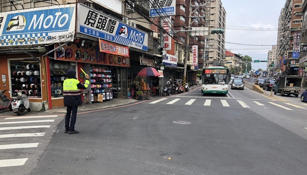 观音山扫墓人潮多 芦洲警规划交通疏导方案