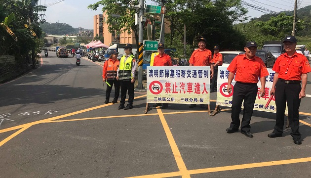 清明连假交通疏导，三峡警提供民众优质祭祖服务