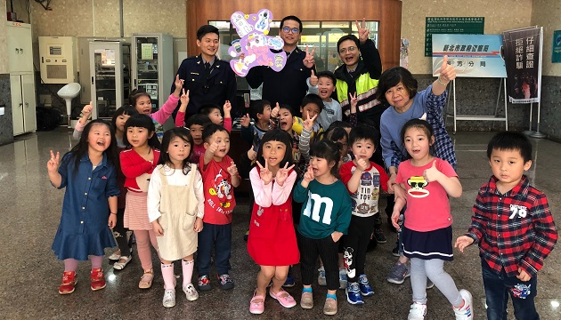 【影】幼兒園快閃感謝 警感動更用心維治安