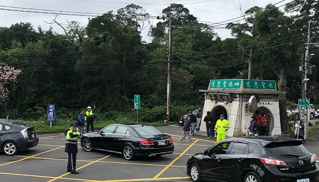 清明连假涌人潮 淡水警实施车辆分流管制