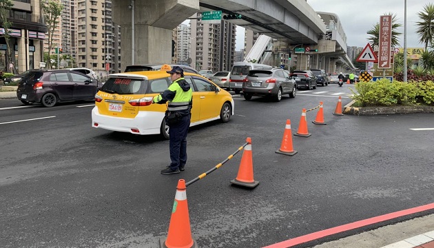 清明连假涌人潮 淡水警实施车辆分流管制 | 文章内置图片