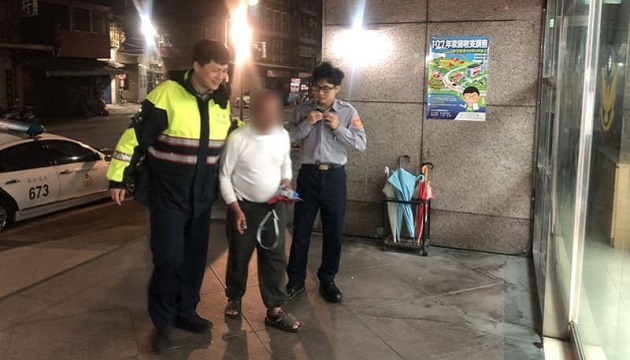 6旬老翁迷途飢寒交迫 新庄暖警买汉堡热饮暖身又暖心