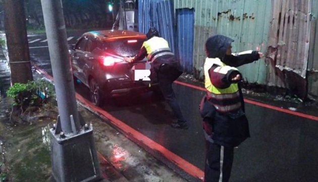 半夜凌晨路上抛锚 暖警冒雨协助推车