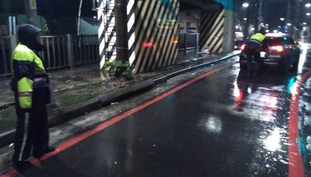 半夜凌晨路上抛锚 暖警冒雨协助推车 | 文章内置图片