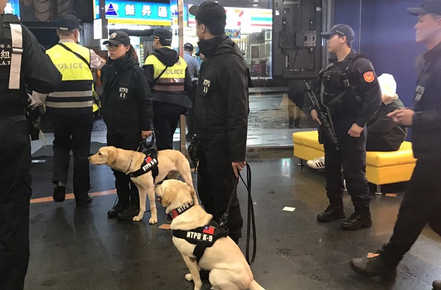 淡水警續「閉鎖式」擴檢掃蕩保安寧 警犬首度加入助陣 | 文章內置圖片