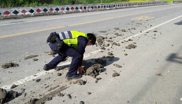 玉警即时清除路面泥巴，有效防制交通事故