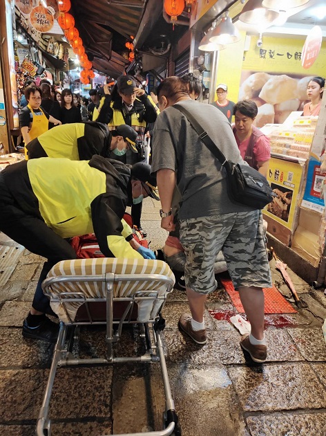 日客游九份突昏厥倒地爆血 警急安抚助救援 | 文章内置图片