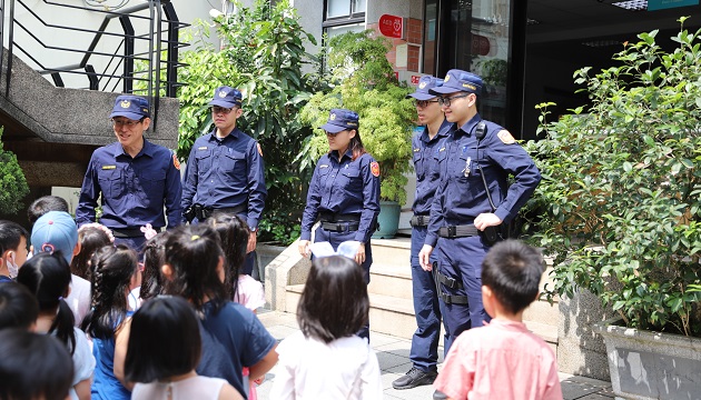 「真的變帥了！」4/18警察新制服上路 三峽警傳統老街、清水祖師廟換裝宣導 | 文章內置圖片