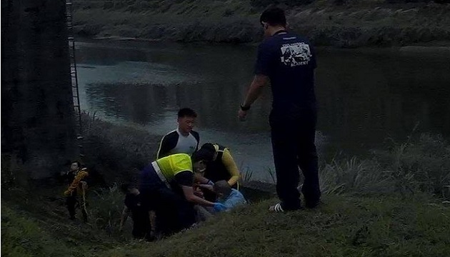 78歲老婦除草失足跌落河床  汐止警消獲報急救援