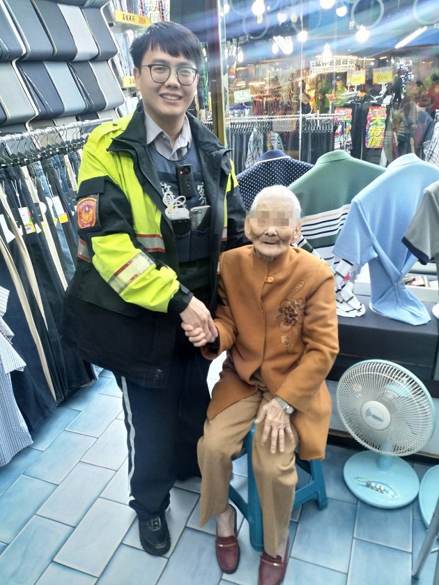 失智老妇迷途大雨中  万华暖警冒雨助返家 | 文章内置图片