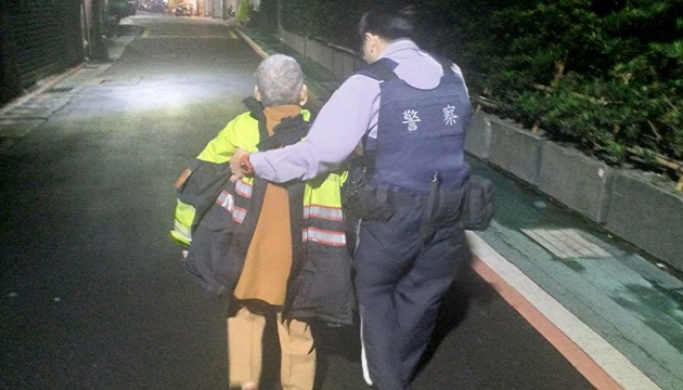 失智老妇迷途大雨中  万华暖警冒雨助返家